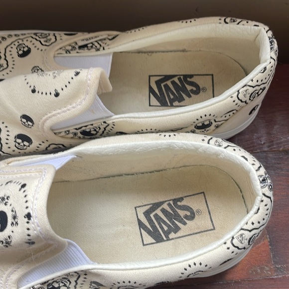 Vans Slip-On Sneakers - Cream with black skull design Men’s 8.5 / women’s 10 - Picture 6 of 6